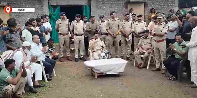 एसपी धार का खेरवा गांव में जन संवाद, अपराध रोकने और शिक्षा बढ़ाने की अपील
